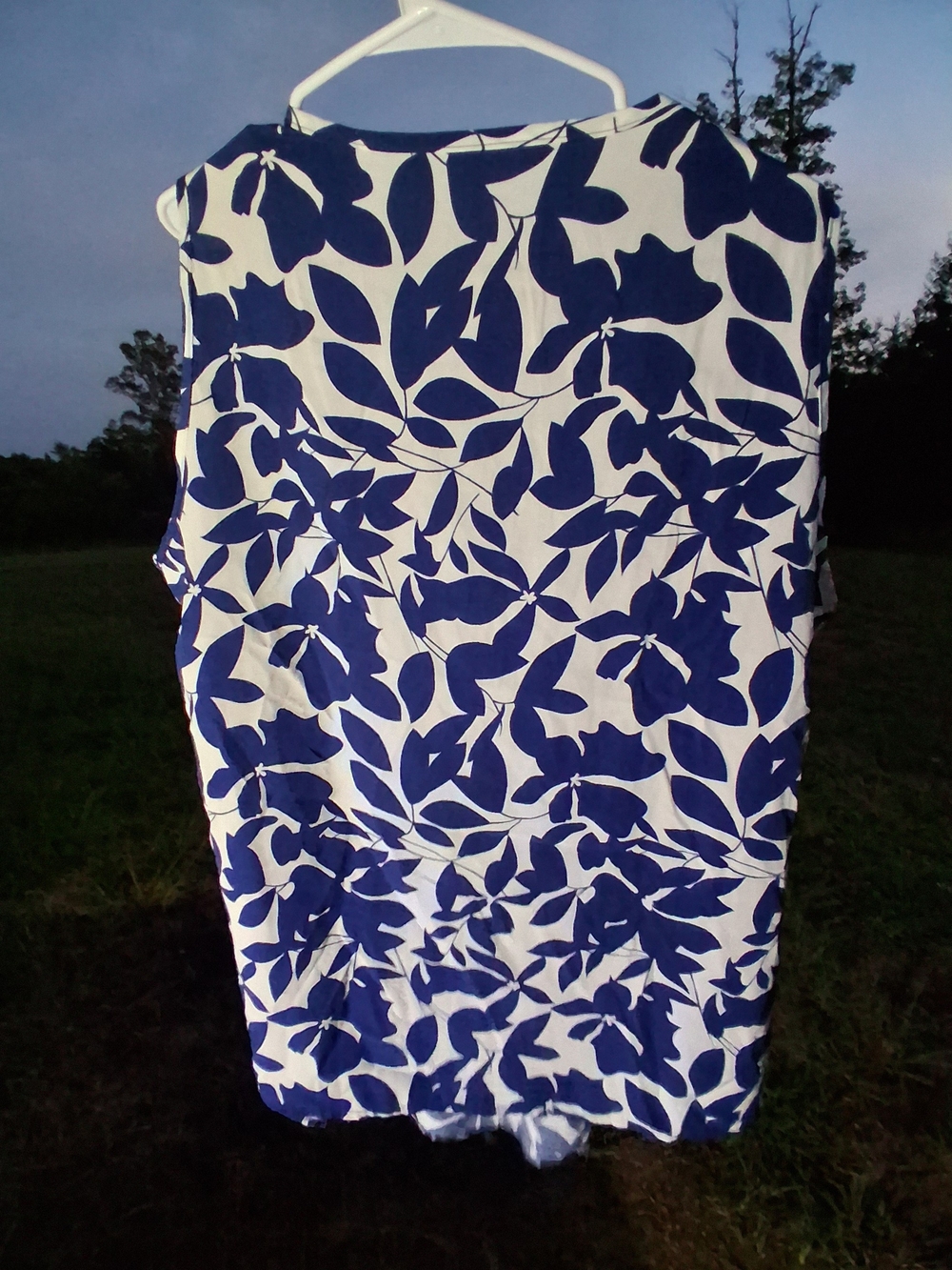 Blue and White Floral V-Neck Camisole Woman's Size 2X - Picture 3 of 6